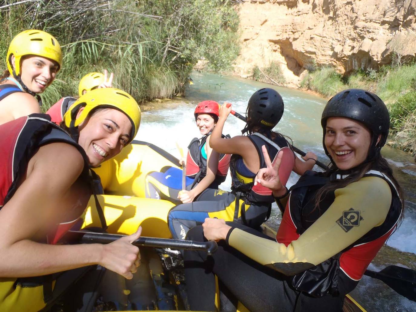 En esta propuesta de Kalahari Aventuras se desciende por las aguas bravas del río Cabriel (Valencia) en una embarcación neumática guiada únicamente por remos. Su propuesta clásica es de un tramo de ocho kilómetros, pero también tiene otra llamada Rafting de luxe, que sugiere una forma diferente de descender el Cabriel, pasando el día en el río. Sin prisas y disfrutando de cada tramo y cada rápido.