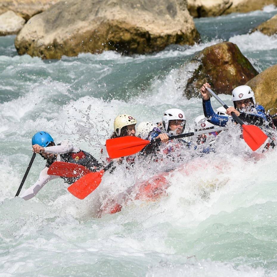 Esta experiencia transcurre en un río pirenaico que pasa por Murillo de Gállego, una pequeña isla zaragozana dentro de la provincia de Huesca. El Cañón del río Gállego comienza justo después de la presa del Pantano de la peña. Un descenso de más de 11 kilómetros durante una mañana de olas y agua grande. El desnivel hace de este tramo una actividad para aventureros, con ganas de emoción. Se comienza el descenso con uno de los pasos mas emocionantes del río de nivel IV que prepara para el siguiente tramo en el que el río se encañona entre paredes y las olas se suceden mientras el equipo trata de tomar los mandos de la balsa de rafting, siguen diferente rápidos hasta llegar a 'El embudo' un rápido con un desnivel y fuerza especial. Durante el descenso, se realizan saltos al agua, abordajes a otras barcas y sobre todo disfrutar de los salpicones y las grandes olas que se encuentran durante el descenso. 