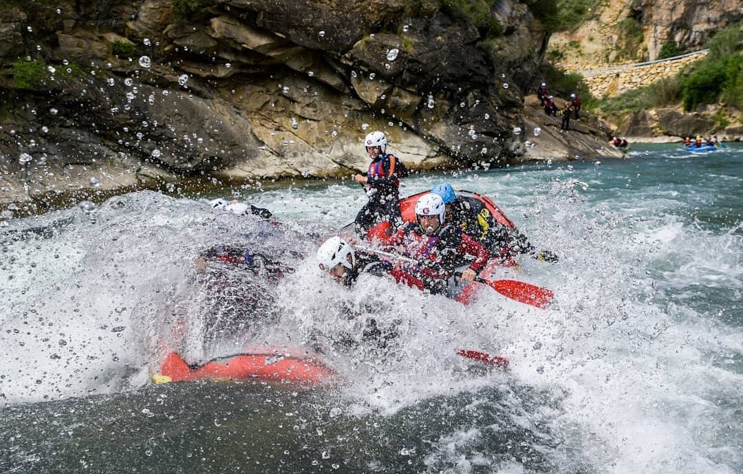 Esta experiencia transcurre en un río pirenaico que pasa por Murillo de Gállego, una pequeña isla zaragozana dentro de la provincia de Huesca. El Cañón del río Gállego comienza justo después de la presa del Pantano de la peña. Un descenso de más de 11 kilómetros durante una mañana de olas y agua grande. El desnivel hace de este tramo una actividad para aventureros, con ganas de emoción. Se comienza el descenso con uno de los pasos mas emocionantes del río de nivel IV que prepara para el siguiente tramo en el que el río se encañona entre paredes y las olas se suceden mientras el equipo trata de tomar los mandos de la balsa de rafting, siguen diferente rápidos hasta llegar a 'El embudo' un rápido con un desnivel y fuerza especial. Durante el descenso, se realizan saltos al agua, abordajes a otras barcas y sobre todo disfrutar de los salpicones y las grandes olas que se encuentran durante el descenso. 