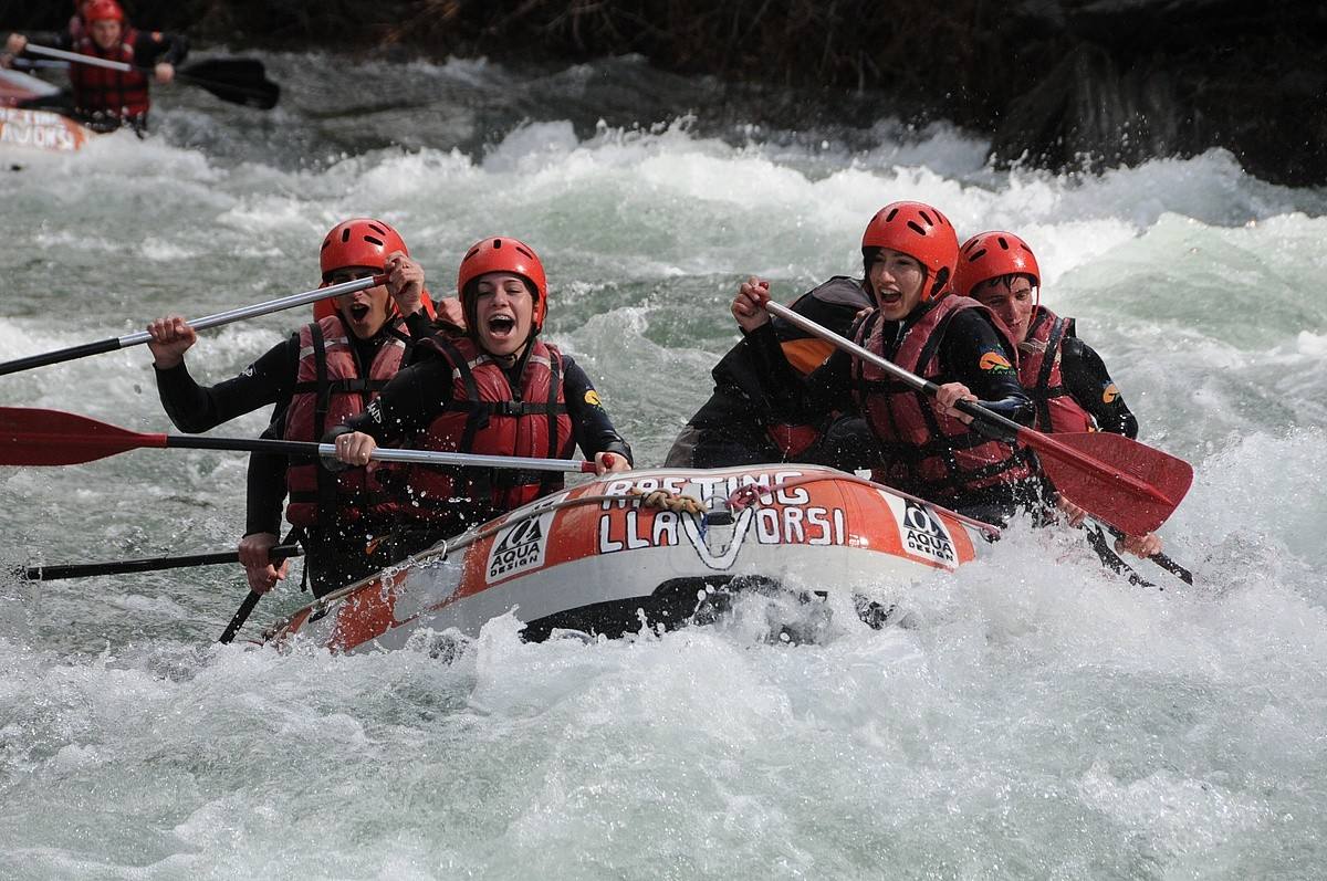 El descenso por el Noguera Pallaresa (Lleida) es uno de los más populares y atractivos de Europa. En la zona hay empresas especializadas en diversos deportes de aventura pero su estrella es el descenso de Noguera Pallaresa por las aguas bravas en una lancha neumática con la ayuda de remos y sorteando las rocas del camino. La capacidad de la embarcación es de ocho personas, que van sentadas en los bordes. En el suelo, los tripulantes disponen de unas sujeciones para los pies, por lo que resulta realmente fácil mantener el equilibrio cuando llegan los baches y los bruscos movimientos de la corriente. El excitante trayecto se hace en compañía de un monitor que se coloca en la parte posterior de la embarcación para pilotarla. Su función es marcar el rumbo con el remo y dar las instrucciones necesarias al resto del grupo para avanzar río abajo. La temporada de rafting en el Noguera Pallaresa llega hasta mediados de octubre. Hay diferentes tramos, aunque el más habitual es Llavorsí - Rialp, uno de los más emocionantes por sus rápidos, de unos 14 kilómetros. 