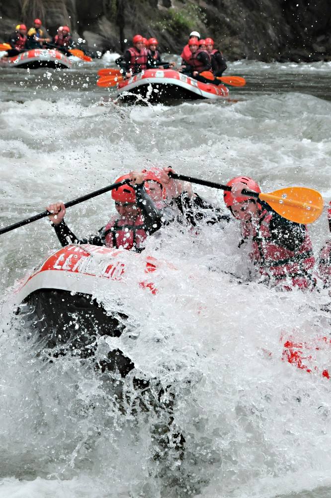 El descenso por el Noguera Pallaresa (Lleida) es uno de los más populares y atractivos de Europa. En la zona hay empresas especializadas en diversos deportes de aventura pero su estrella es el descenso de Noguera Pallaresa por las aguas bravas en una lancha neumática con la ayuda de remos y sorteando las rocas del camino. La capacidad de la embarcación es de ocho personas, que van sentadas en los bordes. En el suelo, los tripulantes disponen de unas sujeciones para los pies, por lo que resulta realmente fácil mantener el equilibrio cuando llegan los baches y los bruscos movimientos de la corriente. El excitante trayecto se hace en compañía de un monitor que se coloca en la parte posterior de la embarcación para pilotarla. Su función es marcar el rumbo con el remo y dar las instrucciones necesarias al resto del grupo para avanzar río abajo. La temporada de rafting en el Noguera Pallaresa llega hasta mediados de octubre. Hay diferentes tramos, aunque el más habitual es Llavorsí - Rialp, uno de los más emocionantes por sus rápidos, de unos 14 kilómetros. 