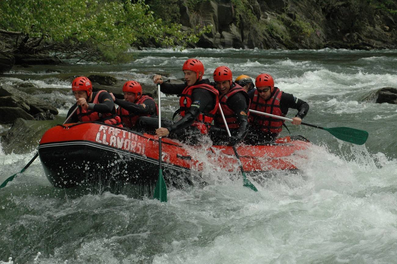 El descenso por el Noguera Pallaresa (Lleida) es uno de los más populares y atractivos de Europa. En la zona hay empresas especializadas en diversos deportes de aventura pero su estrella es el descenso de Noguera Pallaresa por las aguas bravas en una lancha neumática con la ayuda de remos y sorteando las rocas del camino. La capacidad de la embarcación es de ocho personas, que van sentadas en los bordes. En el suelo, los tripulantes disponen de unas sujeciones para los pies, por lo que resulta realmente fácil mantener el equilibrio cuando llegan los baches y los bruscos movimientos de la corriente. El excitante trayecto se hace en compañía de un monitor que se coloca en la parte posterior de la embarcación para pilotarla. Su función es marcar el rumbo con el remo y dar las instrucciones necesarias al resto del grupo para avanzar río abajo. La temporada de rafting en el Noguera Pallaresa llega hasta mediados de octubre. Hay diferentes tramos, aunque el más habitual es Llavorsí - Rialp, uno de los más emocionantes por sus rápidos, de unos 14 kilómetros. 