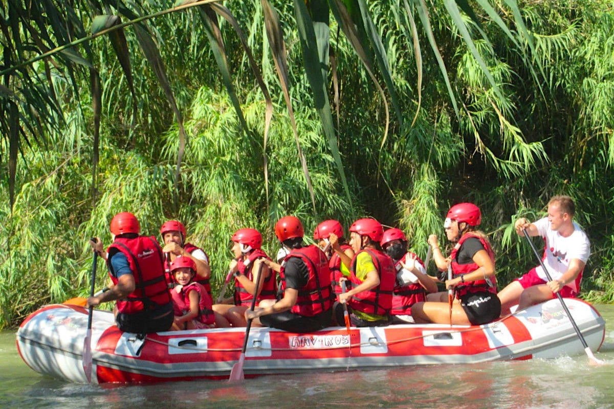 El descenso por el río Segura transcurre por algunos de los parajes con mayor valor ecológico de Murcia. Primero de todo se enseñan las nociones básicas para el manejo de la balsa de rafting para que el descenso sea lo mejor posible. Acto seguido se sube a la balsa con compañeros que remarán en equipo para bajar el río de la mejor forma posible. Durante el trayecto hay que deleitarse con la vegetación ribereña y la fauna típica de la zona. El recorrido comienza en Cieza y casi enseguida se podrá ver su famosa montaña, La Atalaya, que se eleva sobre el pueblo por su verticalidad, su emblemático castillo y las ruinas de la ciudad musulmana de Medina Siyasa. El gran Menjú en Abarán, una finca señorial de 1908 olvidada en el tiempo, es una de las maravillas escondidas con su propio micro clima y vegetación. A mitad del recorrido se realiza un descanso en Abarán, en un paraje llamado 'El Jarral'. Allí se podrá sentir de manera opcional la adrenalina de una de las bajadas más inclinadas del recorrido y darse un baño en el Segura. Posteriormente se continua por el cañaveral dirección a Blanca una zona muy tranquila en la que poder bañarse. 