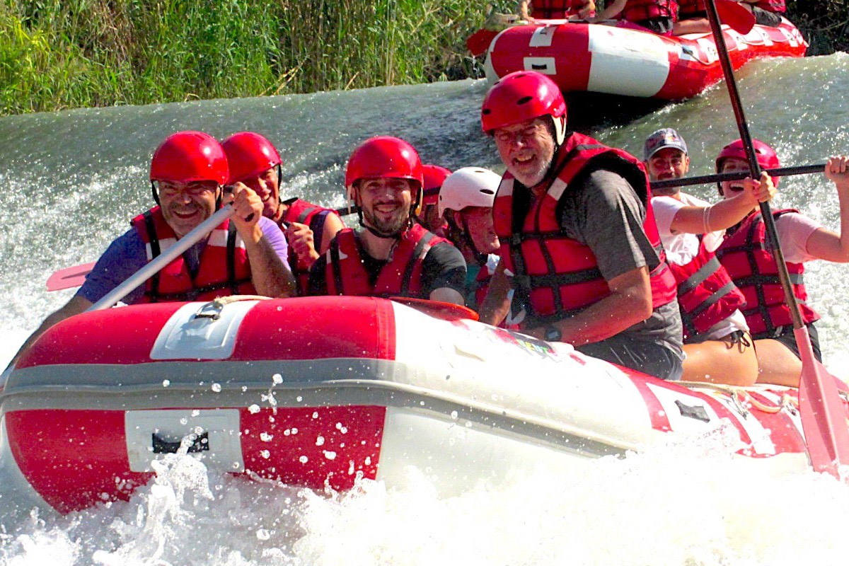 El descenso por el río Segura transcurre por algunos de los parajes con mayor valor ecológico de Murcia. Primero de todo se enseñan las nociones básicas para el manejo de la balsa de rafting para que el descenso sea lo mejor posible. Acto seguido se sube a la balsa con compañeros que remarán en equipo para bajar el río de la mejor forma posible. Durante el trayecto hay que deleitarse con la vegetación ribereña y la fauna típica de la zona. El recorrido comienza en Cieza y casi enseguida se podrá ver su famosa montaña, La Atalaya, que se eleva sobre el pueblo por su verticalidad, su emblemático castillo y las ruinas de la ciudad musulmana de Medina Siyasa. El gran Menjú en Abarán, una finca señorial de 1908 olvidada en el tiempo, es una de las maravillas escondidas con su propio micro clima y vegetación. A mitad del recorrido se realiza un descanso en Abarán, en un paraje llamado 'El Jarral'. Allí se podrá sentir de manera opcional la adrenalina de una de las bajadas más inclinadas del recorrido y darse un baño en el Segura. Posteriormente se continua por el cañaveral dirección a Blanca una zona muy tranquila en la que poder bañarse. 