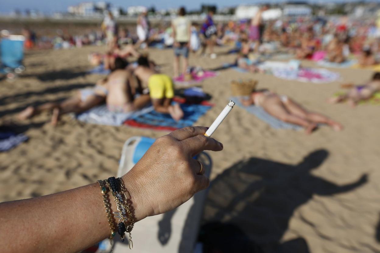 Fumadores en las playas, saltándose la prohibición que entró en vigor en agosto de 2020.