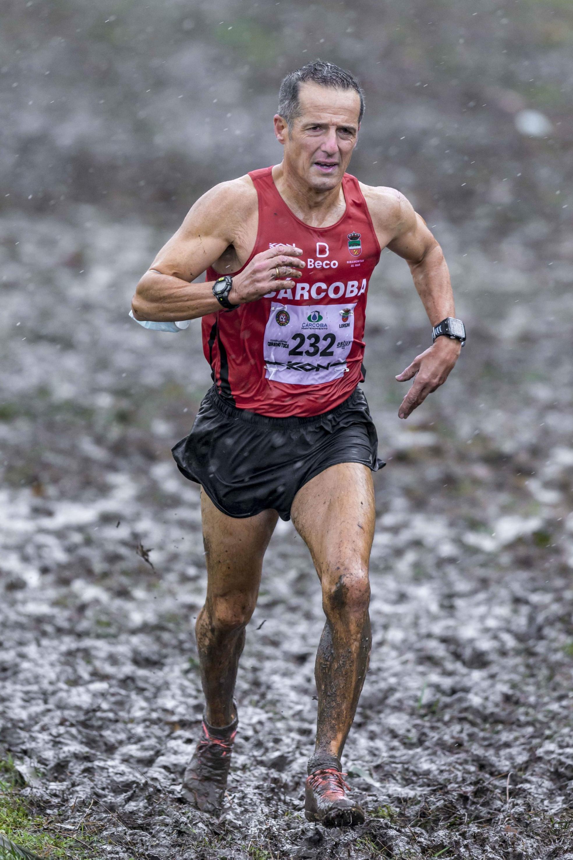 Esfuerzo Quique, en plena competición en el cross de Cueto el pasado invierno.