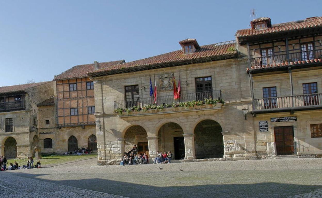 Vista del Ayuntamiento de Santillana del Mar.