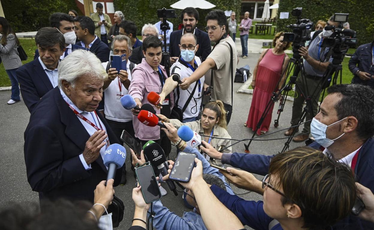 El presidente González despierta el interés de los medios de comunicación allá donde va.