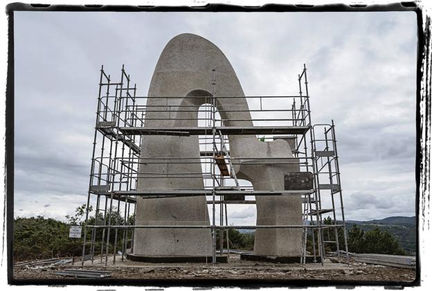 Monumento en memoria de Miguel Ángel en faramontaos (Ourense), en construccioón 