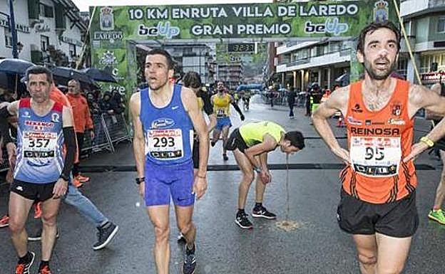 'Atletas exhaustos tras terminar la carrera de 10 kilómetros de Laredo'.