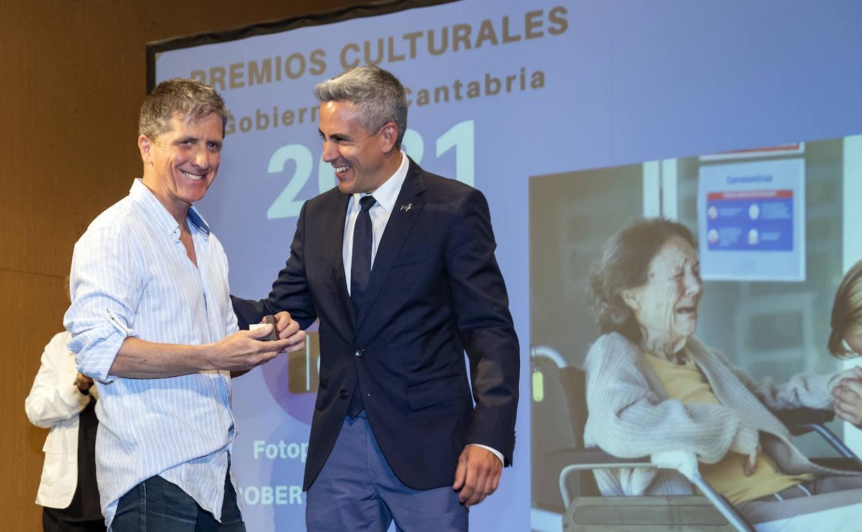 Roberto Ruiz recibe el premio de menos de el vicepresidente Zuloaga.