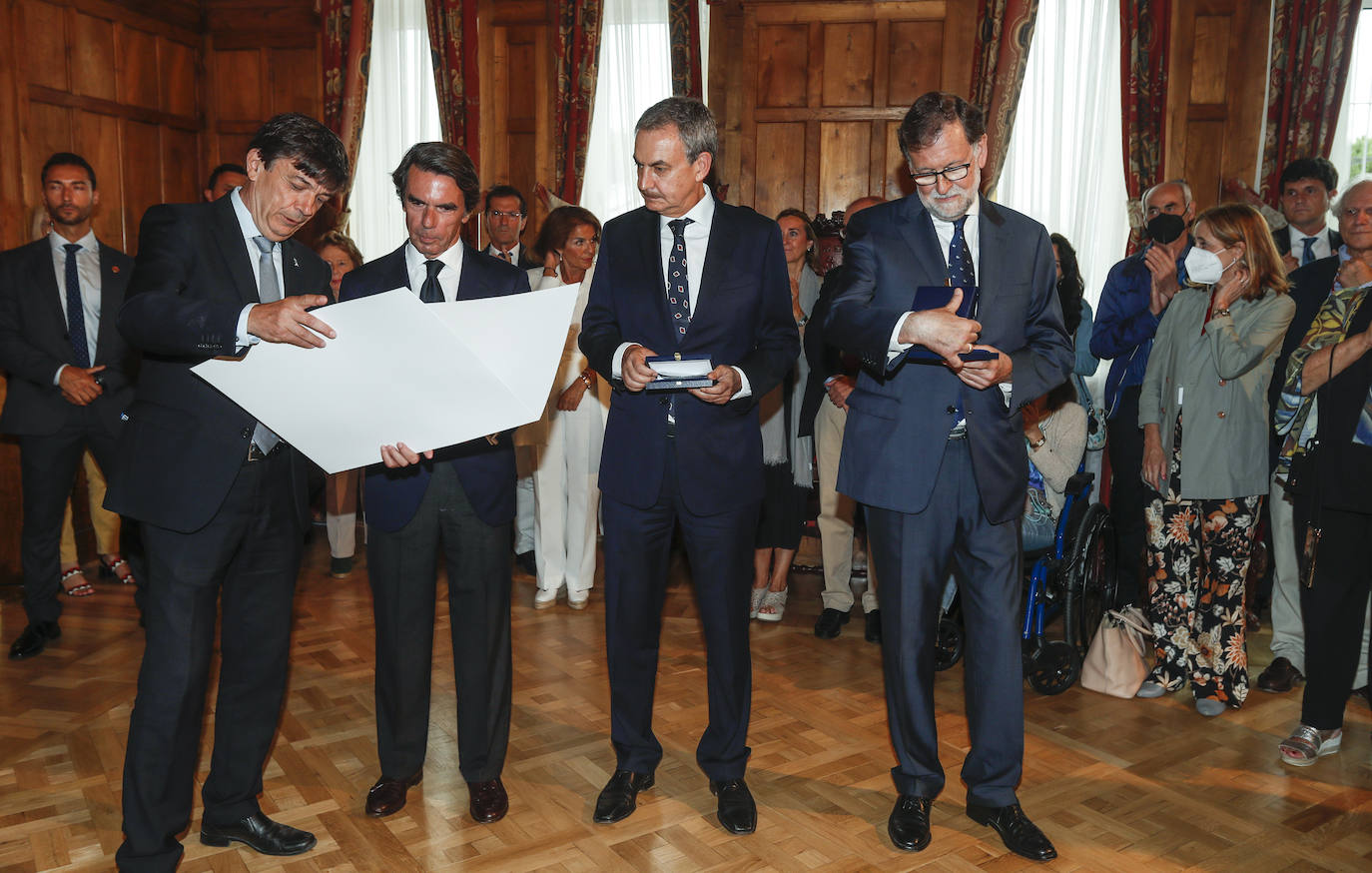 Carlos Andradas junto a José María Aznar, José Luis Rodríguez Zapatero y Mariano Rajoy