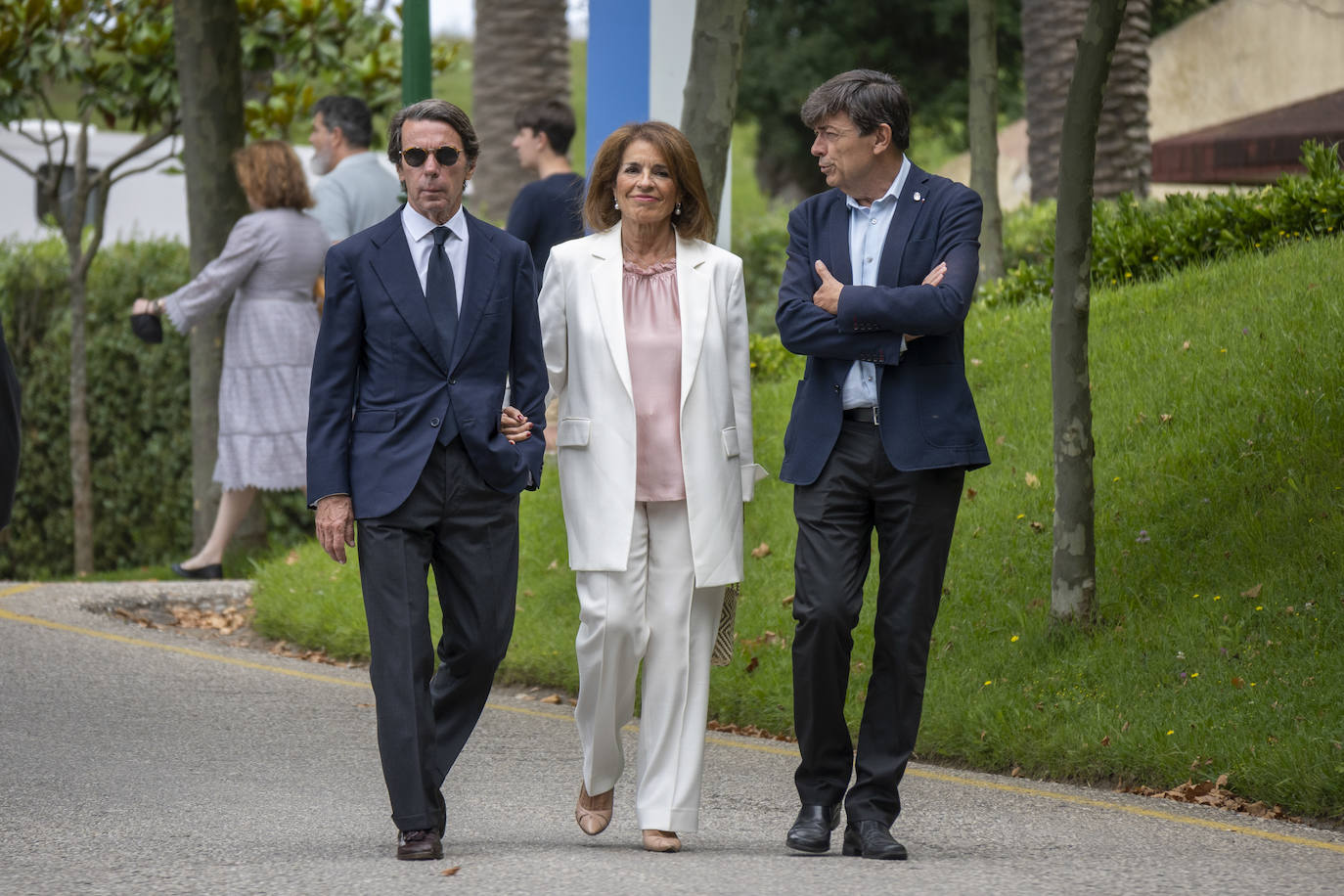 José María Aznar con Ana Botella (su mujer) y el rector de la UIMP, a su llegada a La Magdalena.