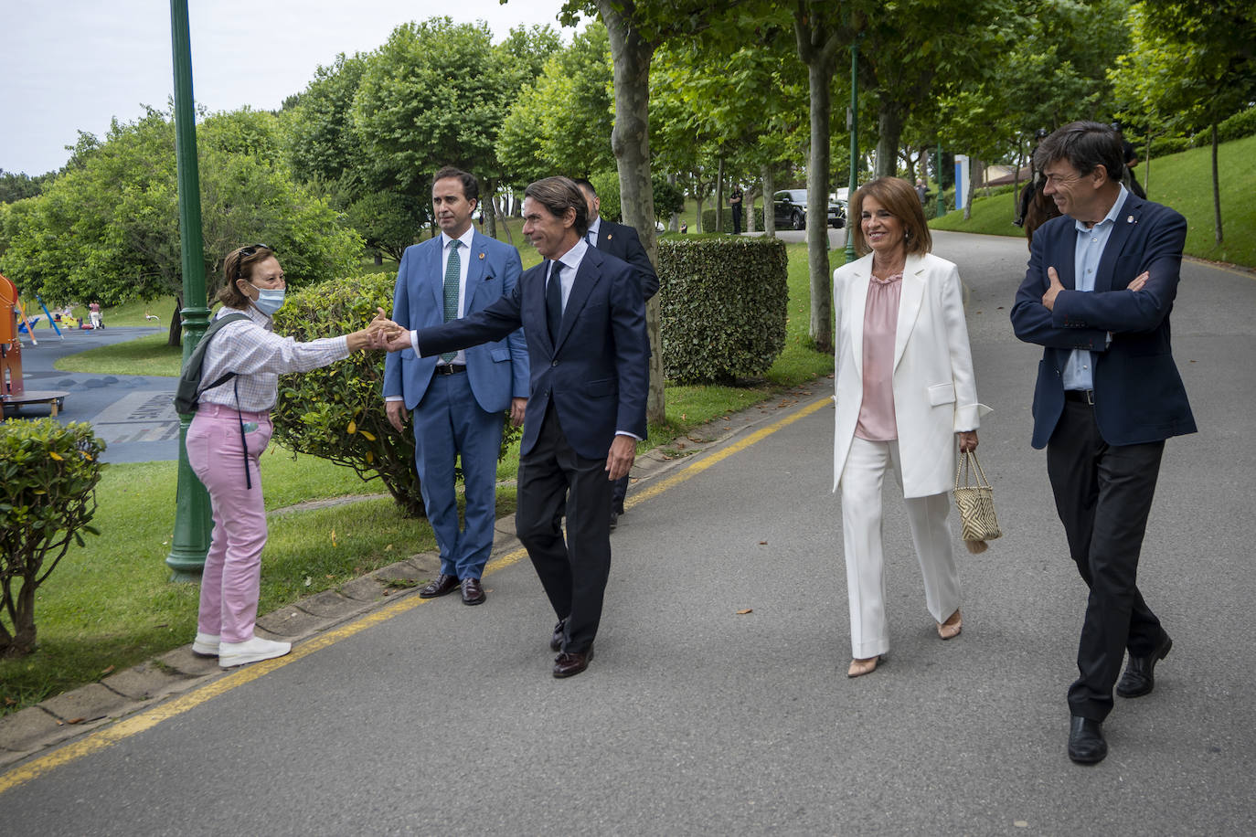 José María Aznar saluda a una mujer en La Magdalena.