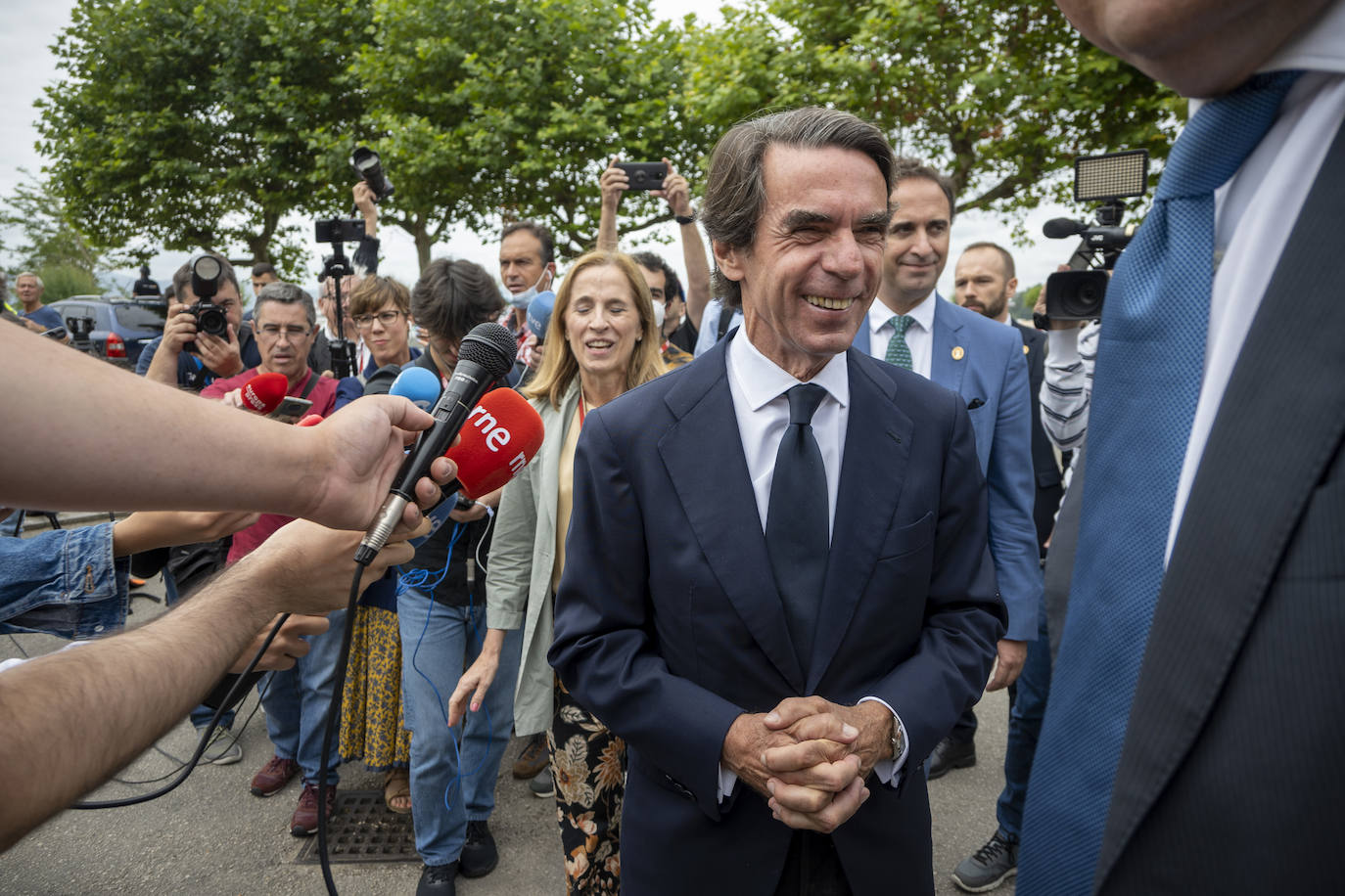 Aznar hizo declaraciones a los periodistas en La Magdalena.