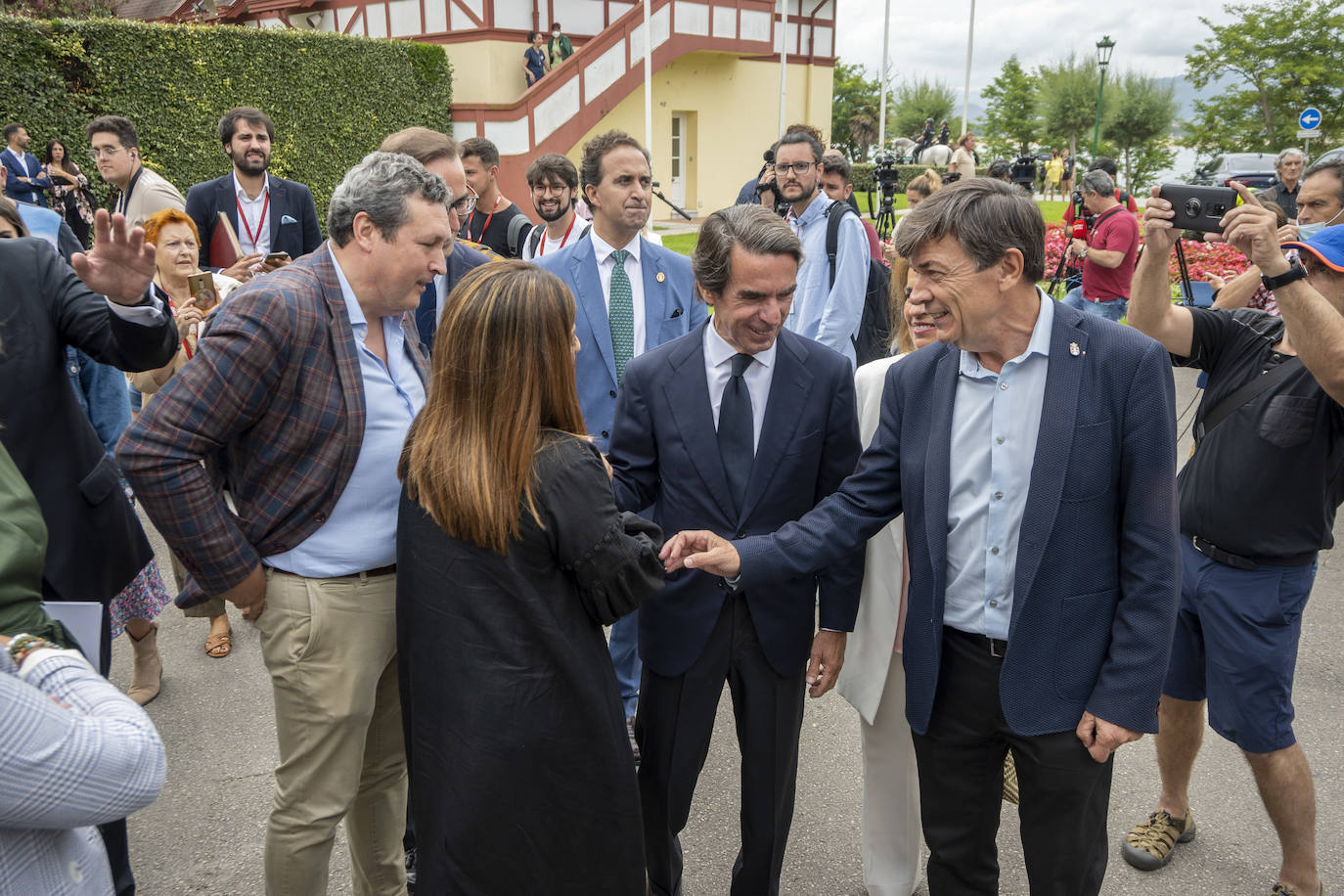 Aznar, Botella y Andradas saludan a los líderes del PP de Cantabria.