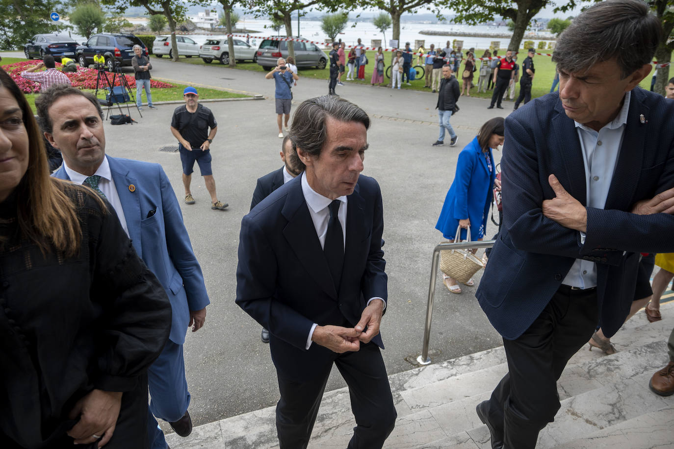 Aznar entrando en el Paraninfo de La Magdalena.