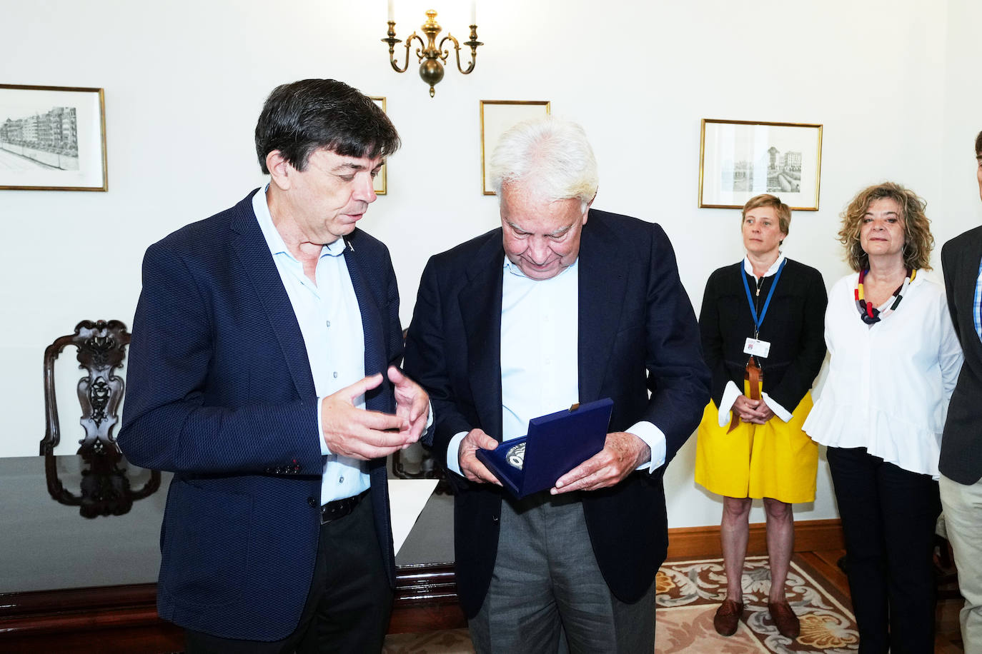 Felipe González ha recibido la medalla del 90 aniversario de la UIMP de manos del rector Carlos Andradas.