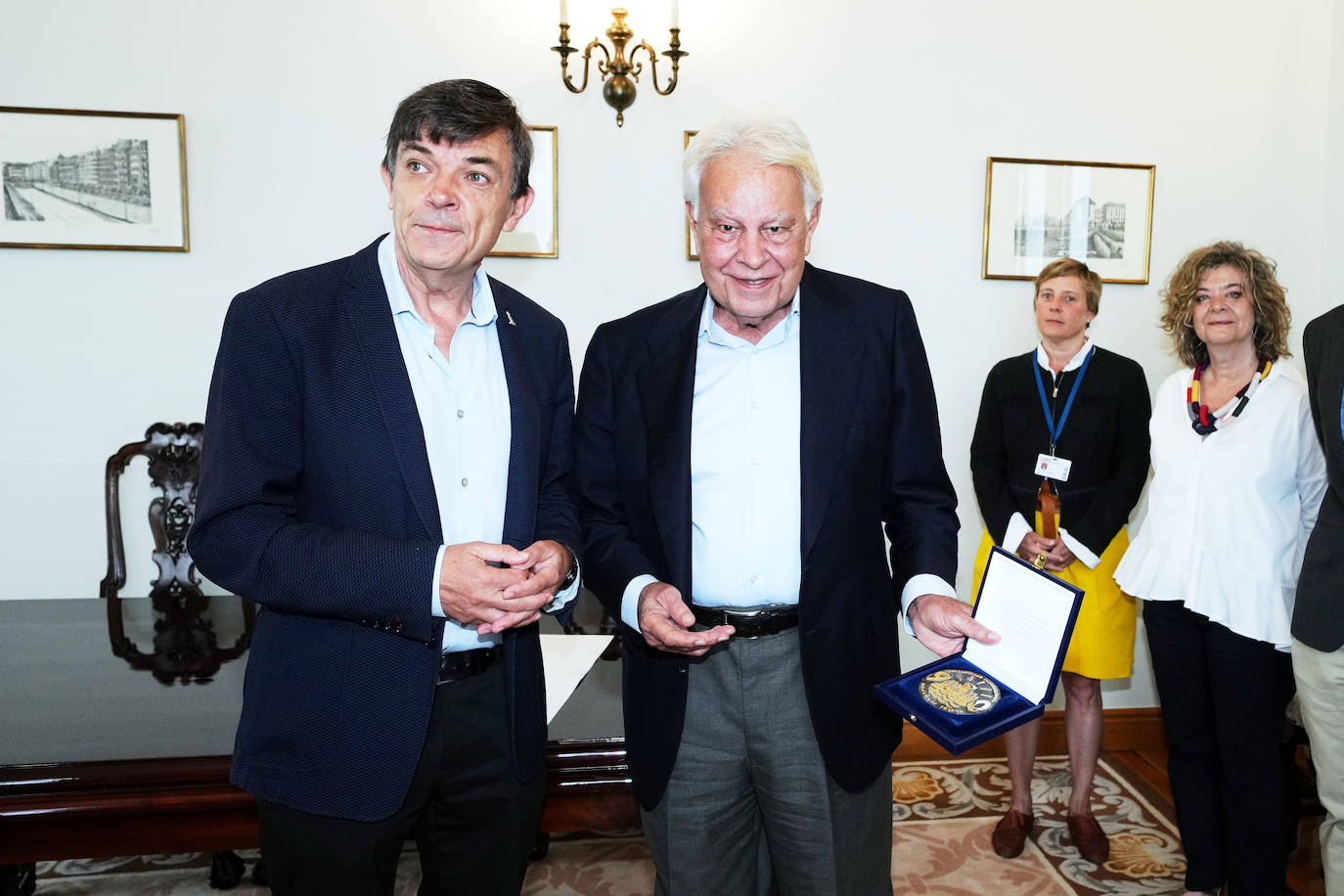 Felipe González ha recibido la medalla del 90 aniversario de la UIMP de manos del rector Carlos Andradas.