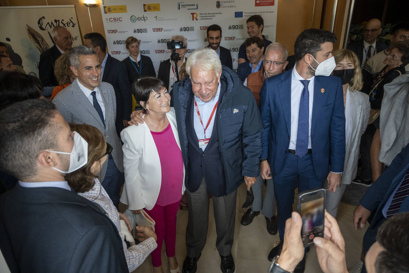 Felipe González saluda a Rosa Inés García en presencia de Pablo Zuloaga.