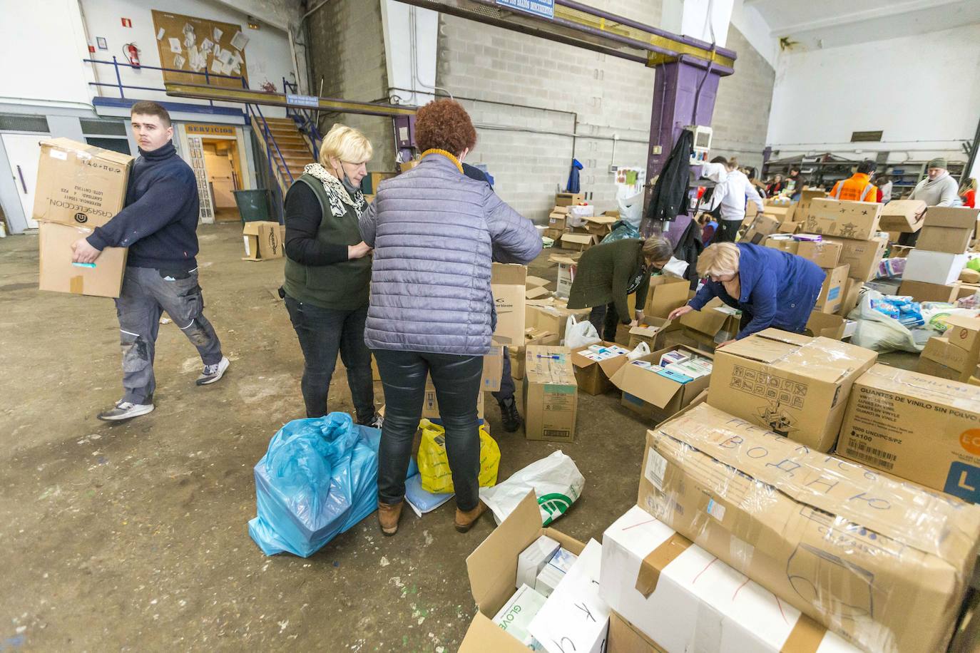 Voluntarios cántabros preparan un envío de productos de primera necesidad para Ucrania.