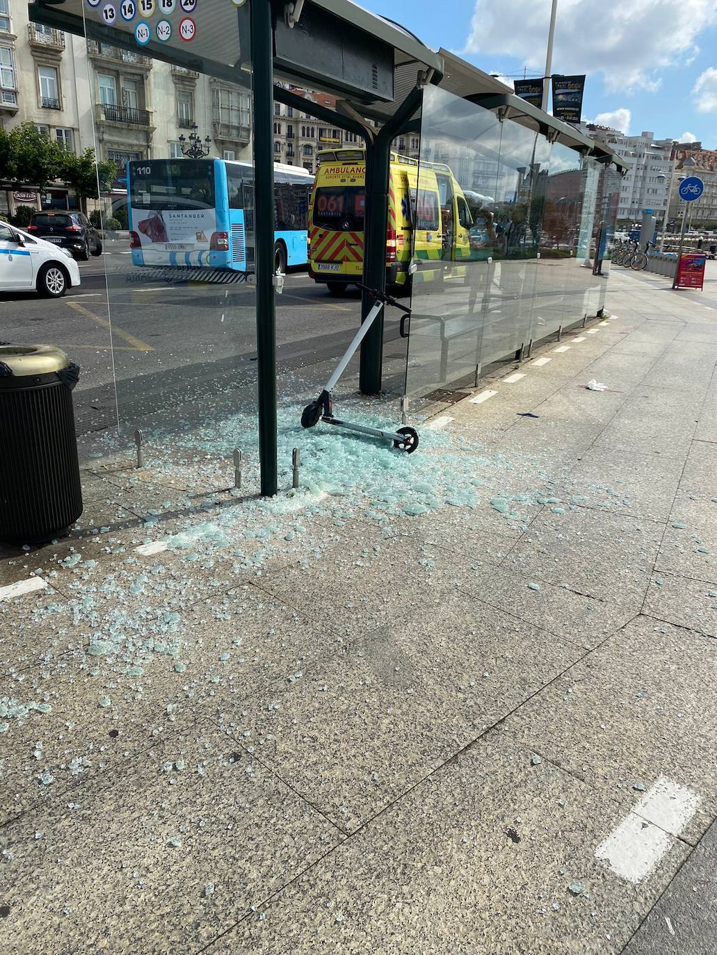 Operarios del Ayuntamiento de Santander han limpiado las inmediaciones de la marquesina de autobús en Puertochico, totalmente cubierta de cristales tras estrellarse una mujer que circulaba en patinete.