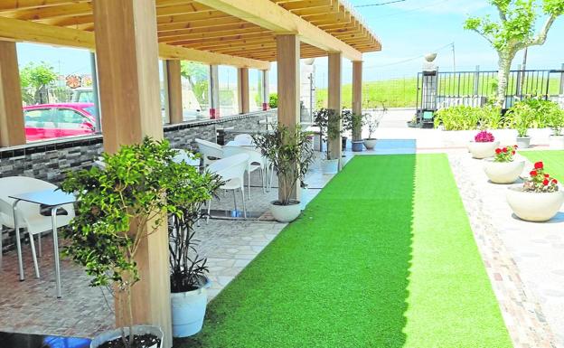 Vista del espacio dedicado a las terrazas en la zona de cafetería, restaurante y piscinas. 