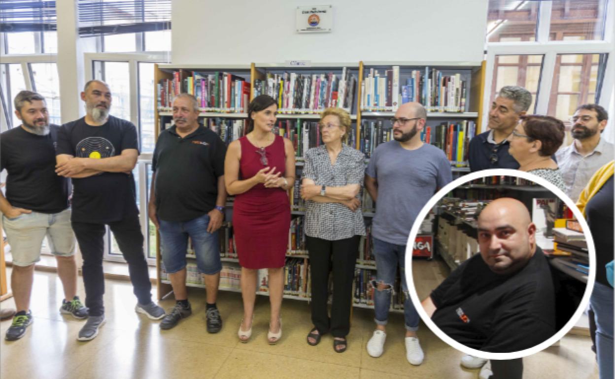 La alcaldesa y familiares y amigos del fallecido Óscar Muñiz (en la imagen redonda), en el homenaje en la biblioteca municipal.