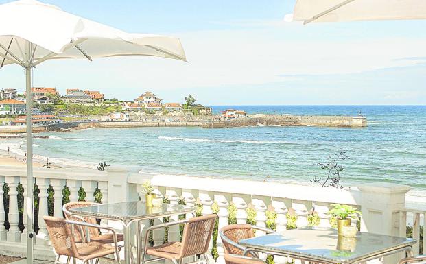 La terraza tiene unas vistas inmejorables al mar Cantábrico. 