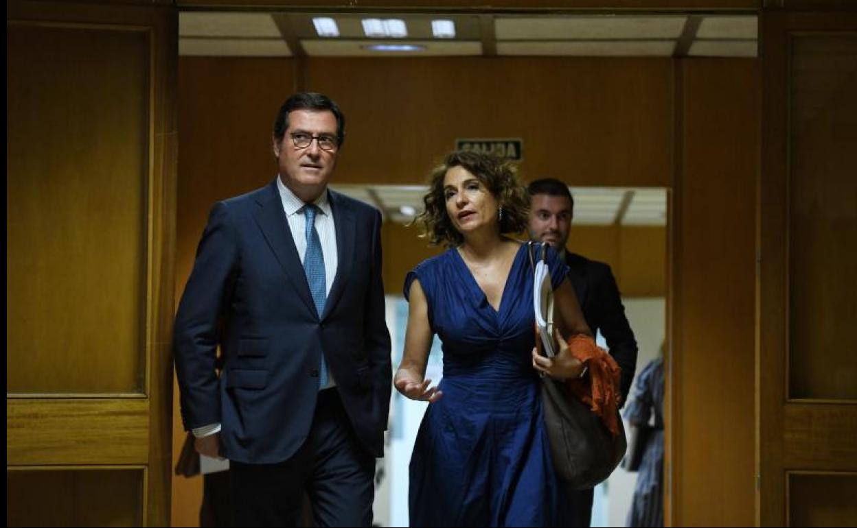 El presidente de la CEOE, Antonio Garamendi, y la ministra de Hacienda y Función Pública, María Jesús Montero. 