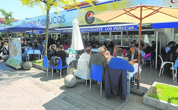 En su terraza, Los Peñucas sirve comidas y cenas. 