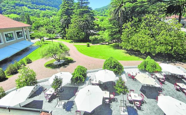 Terraza de la cafetería del gran complejo gastronómico y termal. 