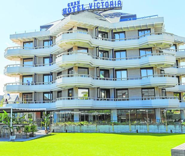 Terraza y jardín principal del Gran Hotel Victoria. 