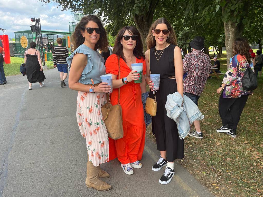 Tres amigas y tres estilos diferentes. De izquierda a derecha: comenzamos por un look romántico de falda plisada, top con volante y botas 'cowboy'. Seguimos con un vestido naranja vibrante de escote pico y manga corta y concluímos con un diseño en estricto negro con 'cut-outs' laterales, una de las tendencias que más se están viendo en los nuevos vestidos del verano.