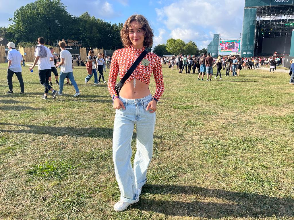 Presentamos un look 'doble denim' con detalles especiales de Blanca Fernández. Esta festivalera de Barcelona renueva el concepto vaquero con un chaleco 'crop' y un pantalón 'wide leg' de cintura alta de Zara. Rompe la monotonía de su estilismo con un top con rayas multicolor de Pull&Bear. ¡Todo un acierto!