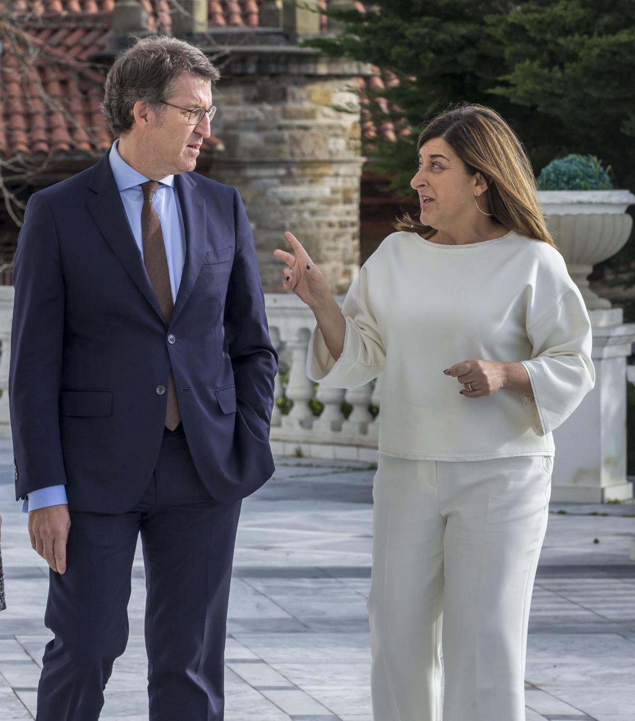 Núñez Feijóo y Sáenz de Buruaga, durante una reunión en Santander en 2019.