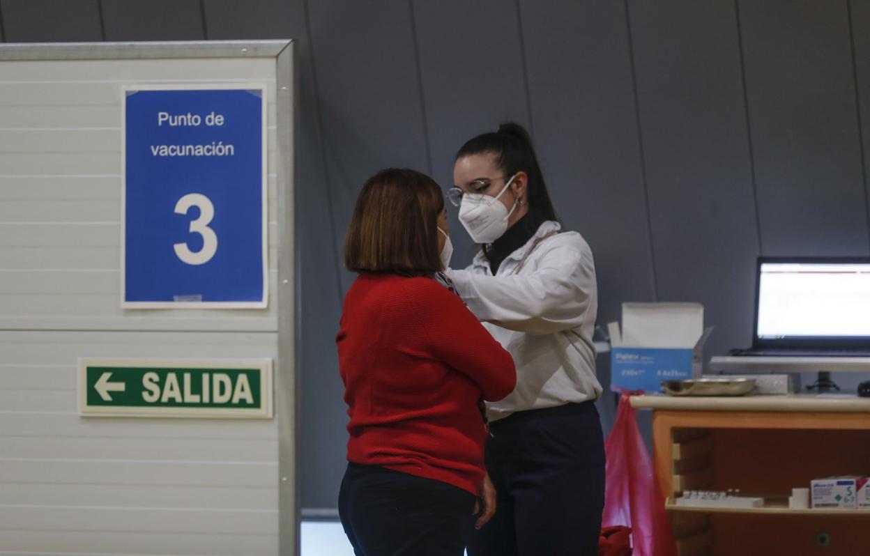 Una mujer se vacuna en Santander, en una imagen de archivo.