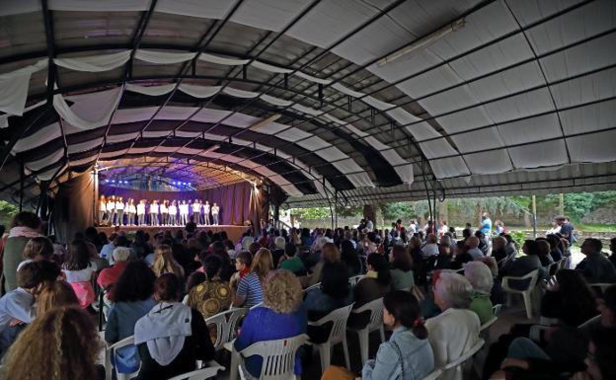 El público disfruta de una actuación en la carpa del parque Conde San Diego de Cabezón de la Sal. 