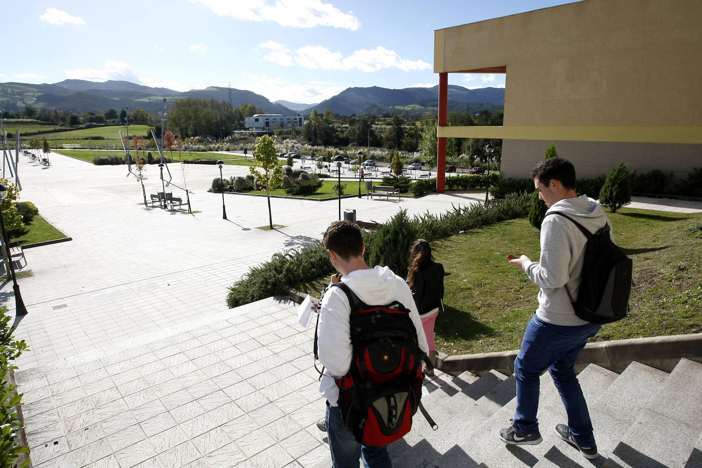 Estudiantes en uno de los centros universitarios de Torrelavega.