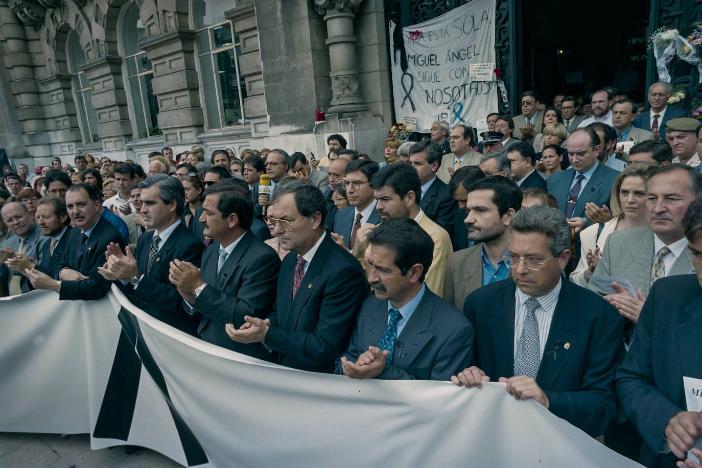 Representantes políticos de todas las formaciones se unieron a la demostración de dolor popular.