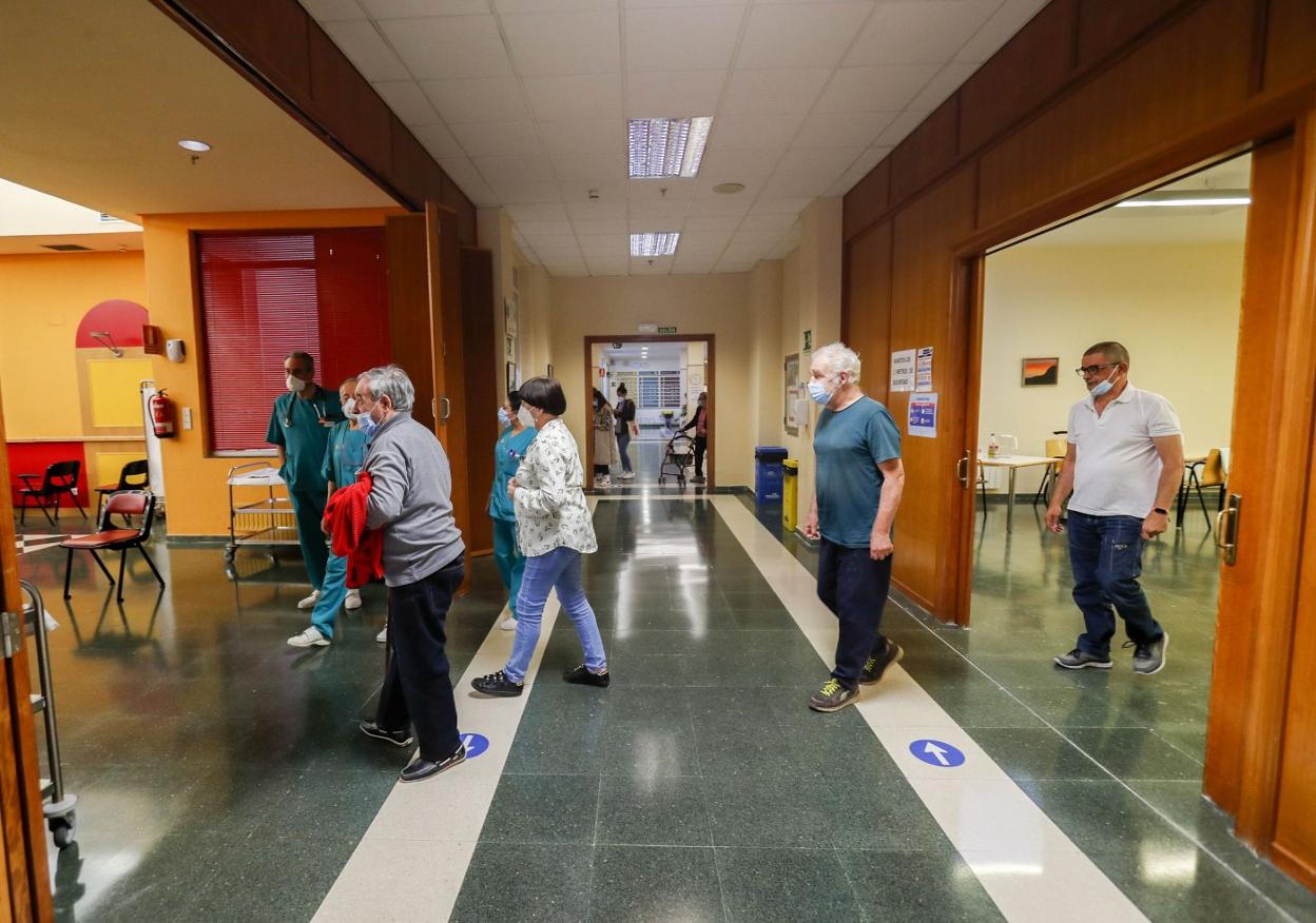 Residentes del Centro de Atención a la Dependencia de Cueto durante la inoculación de la tercera dosis de la vacuna frente al covid.