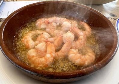 Imagen secundaria 1 - Arriba, croqueta de cachón y mejillón en escabeche sobre patata frita. Abajo, gambas al ajillo, y bonito escabechado sobre confitura de pimientos. 