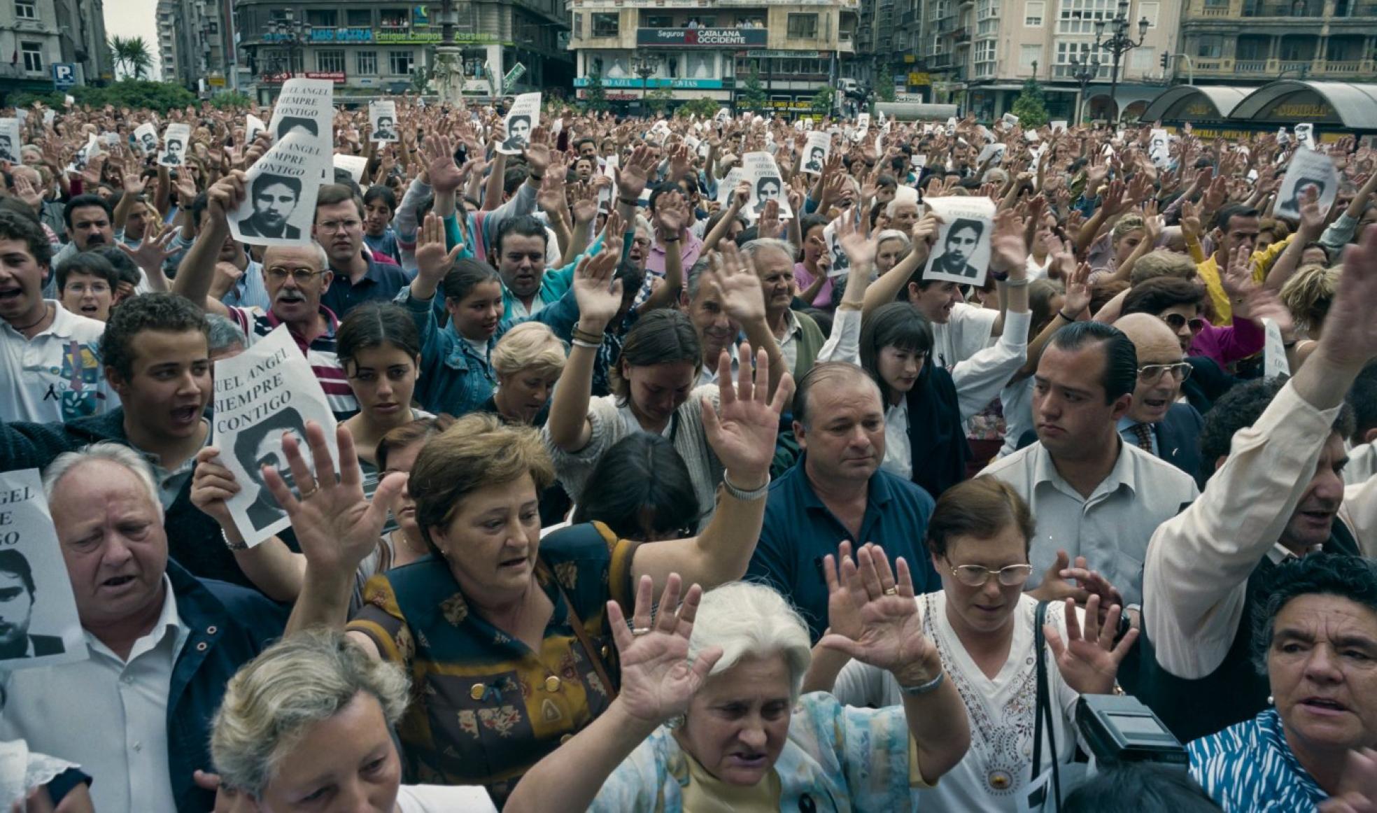 Concentración ante el Ayuntamiento de Santander por el asesinato de Miguel Ángel Blanco a manos de ETA. 