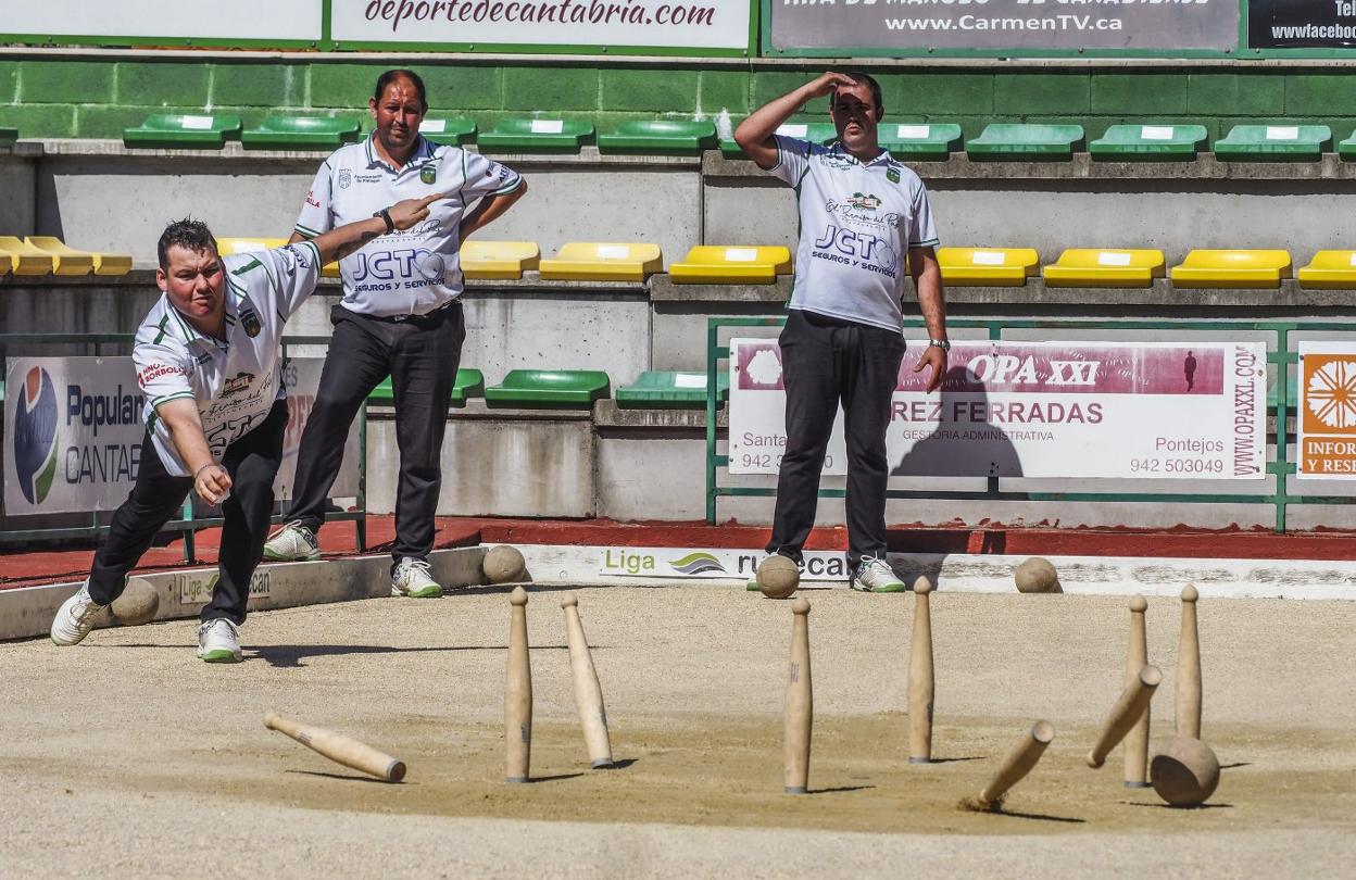 Jairo Gutiérrez birla para Oruña ayer en Pontejos ante Julián Crespo y Javier Urlanga. 