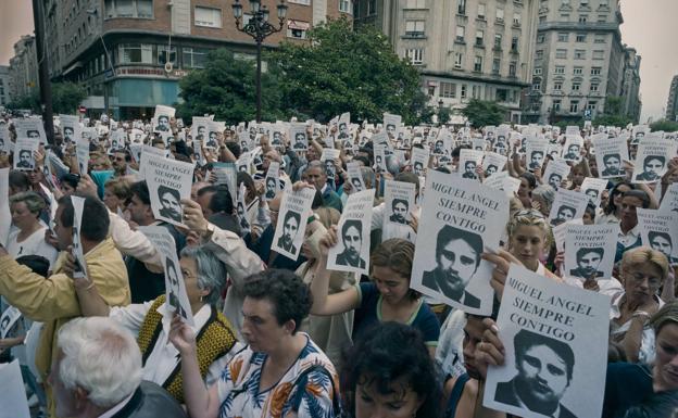 Cientos de ciudadanos, en la plaza del Ayuntamiento, con el cartel de Miguel Ángel Blanco.