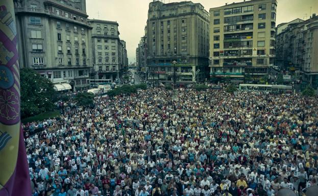 Cientos de ciudadanos se acercaron a la plaza del Ayuntamiento.