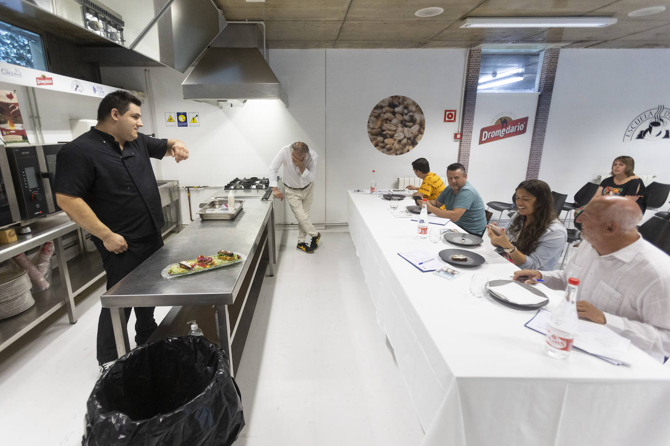 El restaurante César de Bárcena de Cicero gana con su 'Buñuelo de almeja fina con lágrima de ali oli'. En segundo lugar, Castilla Termal Solares, con su cucurucho de rabo de toro y manzana con glaseado de queso de cabra y gelé de cebolla. Y el tercer puesto ha ido a parar al Pericote de Tanos por su 'Hojaldre de bonito del cantábrico'.