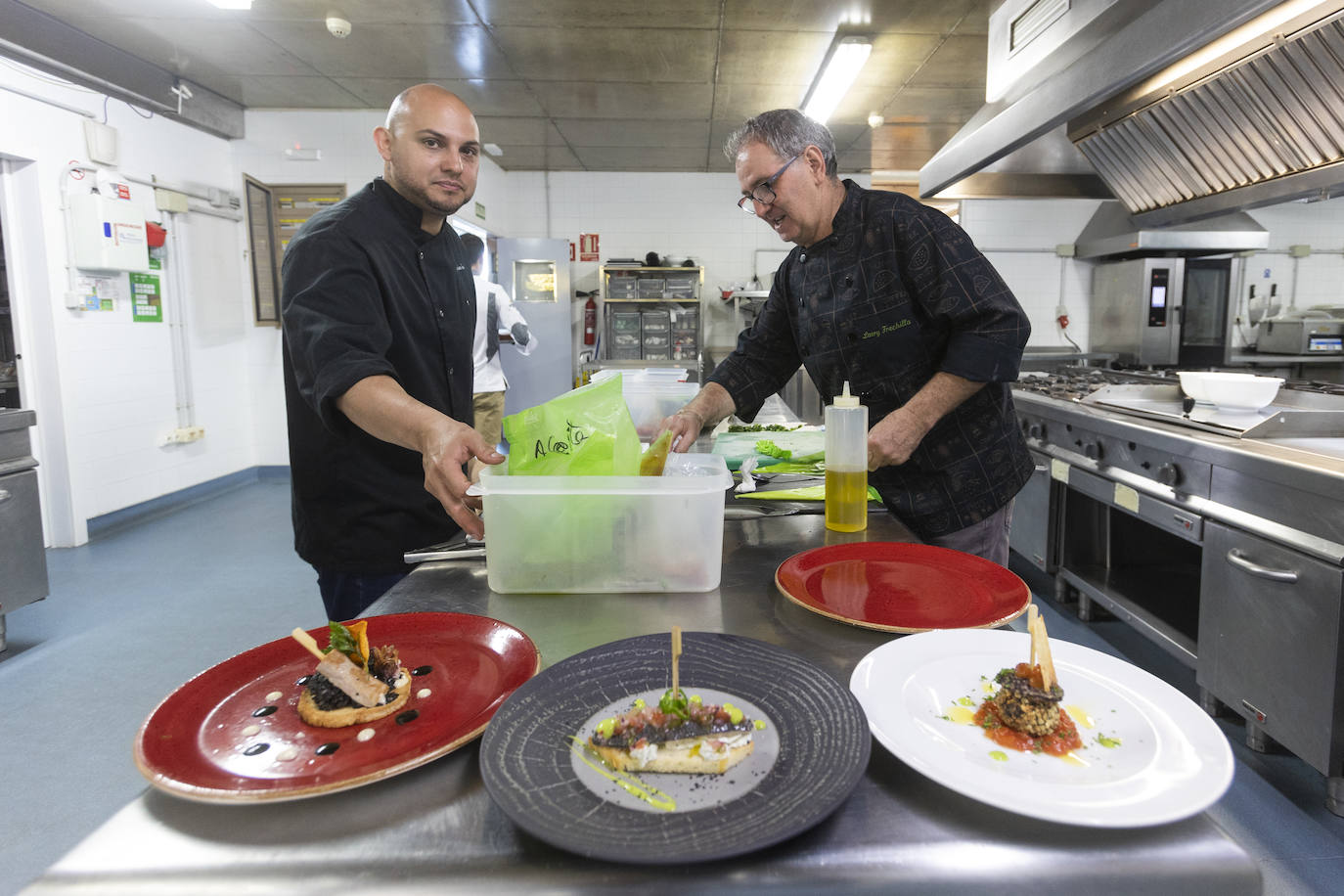 El restaurante César de Bárcena de Cicero gana con su 'Buñuelo de almeja fina con lágrima de ali oli'. En segundo lugar, Castilla Termal Solares, con su cucurucho de rabo de toro y manzana con glaseado de queso de cabra y gelé de cebolla. Y el tercer puesto ha ido a parar al Pericote de Tanos por su 'Hojaldre de bonito del cantábrico'.