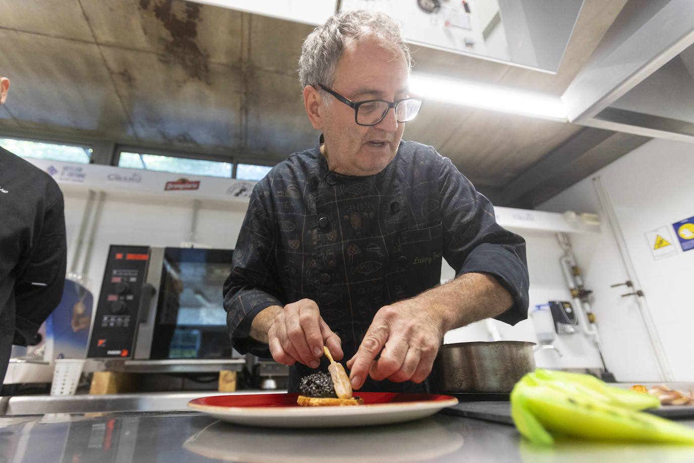 El restaurante César de Bárcena de Cicero gana con su 'Buñuelo de almeja fina con lágrima de ali oli'. En segundo lugar, Castilla Termal Solares, con su cucurucho de rabo de toro y manzana con glaseado de queso de cabra y gelé de cebolla. Y el tercer puesto ha ido a parar al Pericote de Tanos por su 'Hojaldre de bonito del cantábrico'.