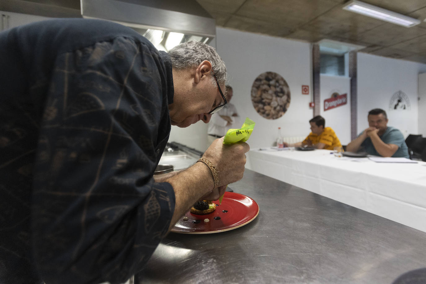 El restaurante César de Bárcena de Cicero gana con su 'Buñuelo de almeja fina con lágrima de ali oli'. En segundo lugar, Castilla Termal Solares, con su cucurucho de rabo de toro y manzana con glaseado de queso de cabra y gelé de cebolla. Y el tercer puesto ha ido a parar al Pericote de Tanos por su 'Hojaldre de bonito del cantábrico'.